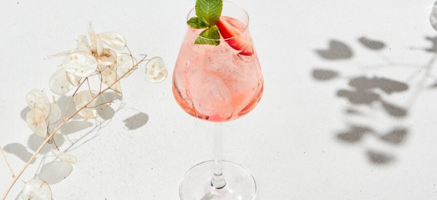 Strawberry,Alcoholic,Cocktail,On,White,Background,With,Shadows.,Summer,Drink