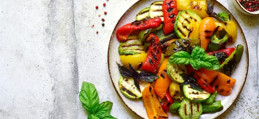 Grilled,Colorful,Vegetable,:,Bell,Pepper,,Zucchini,,Eggplant,On,A